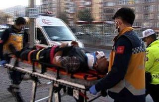 Halk otobüsü, durakta bekleyen otobüse çarptı:...