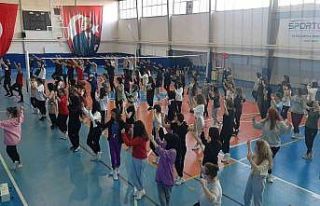 Halk oyunu öğreniyorlar
