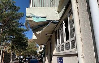 Hasarlı balkon can güvenliğini tehlikeye atıyor