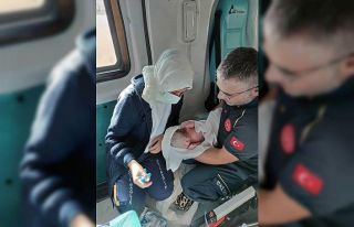 Hastane yolunda doğum sancıları başlayan anne,...