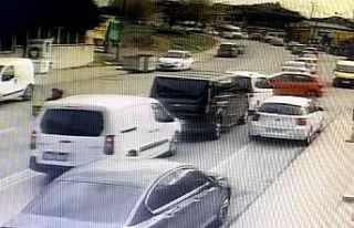 Hatalı sollama yapan kuryenin otomobille çarpışması...
