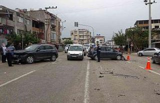 Hatay’da iki otomobil çarpıştı: 4 yaralı
