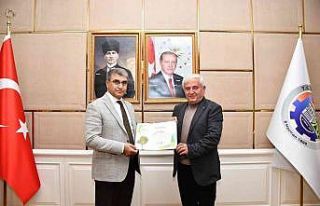 Hatıra ormanına katkı veren muhtarlara sertifika...