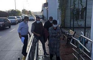 Havalimanına giren göçmenleri getiren 2 zanlı...