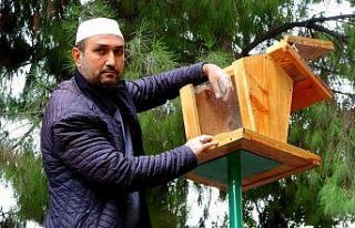 Hayvansever imam, cami bahçesine kuş yemliği yaptırdı