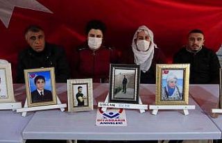 HDP önünde ailece evlatlarının yolunu gözlüyorlar