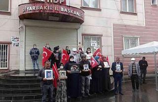 HDP önündeki aileler evlat nöbetini yağmur altında...