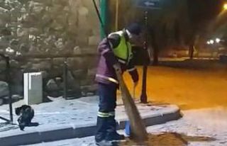 Hem çevreyi temizliyor hem de sokak kedisine süpürgesi...