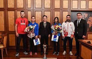 Hem korona virüs ile hem de rakipleri ile savaşan...