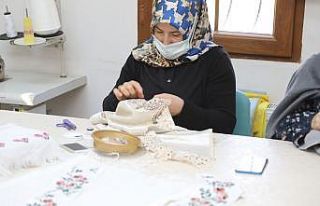 Hem meslek öğrenip, hem de para kazanıyorlar