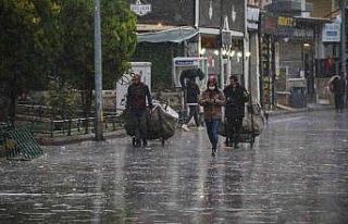 Herkes fırtınadan kaçarken onlar ekmeklerinin peşinde...