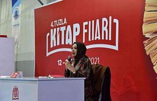 Hilal Kaplan, Tuzla Belediyesi Kitap Fuarı’nda...