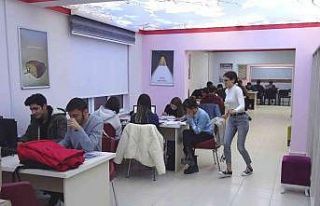 Hisarcık İlçe Halk Kütüphanesi öğrencilere...