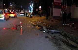 Hız yapan lüks otomobil sürücüsü 4 araca çapıp...