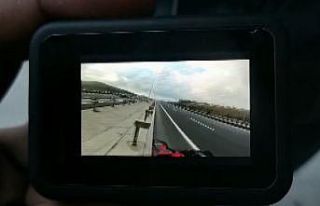 Hız yapan motosiklet sürüsü bariyerlere çarparak...