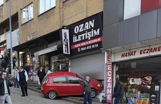 Hızını alamayan sürücü iş yerine girdi