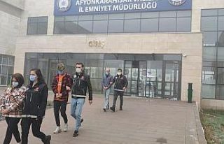 Hoparlöre gizledikleri 2 kilo uyuşturucuyla yakalanan...