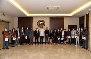 İhracat Akademisi’nden mezun olanlara sertifikaları...