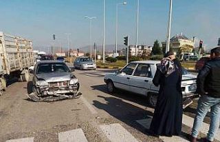 İki araç kavşakta çarpıştı