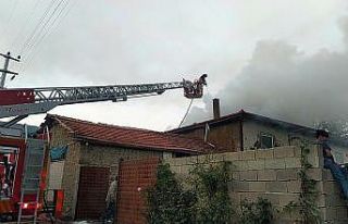 İki katlı evde çıkan yangına müdahale eden itfaiye...