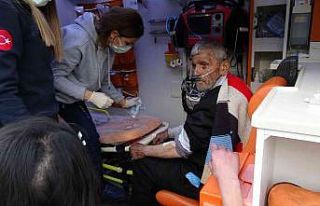 İki katlı evde çıkan yangında yaşlı adam hastanelik...