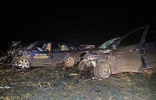 İki otomobil kafa kafaya çarpıştı: 1 ölü, 1...