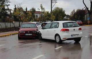İki otomobil kafa kafaya çarpıştı: 1 yaralı
