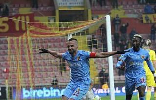 İlhan Parlak ilk golünü attı