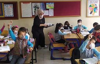İlkokul öğrencileri atasını en sevdiği tatlı...