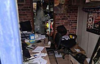 İnatçı hırsızlar demir kapıyı kırmak için...