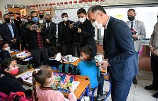 İnegöl Belediyesi öğrencileri kitapla buluşturuyor