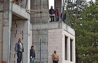 İnşaat işçileri işlerini, sürücü adayları...