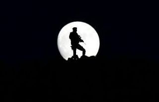 İran sınırında kartpostallık dolunay manzarası