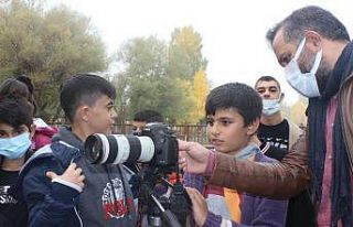 İşitme engelli öğrencilere fotoğraf eğitimi