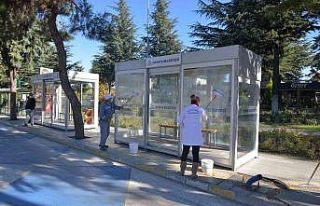 Isparta’da otobüs durakları sabunlu suyla temizleniyor
