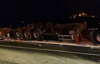 Isparta’da refüje çarpan tır yan yattı: 1 ölü