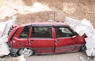 İstinat duvarı çöktü iki araç hurdaya döndü