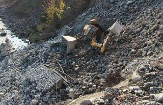 İstinat duvarı çöktü, park halindeki iş makinesi...