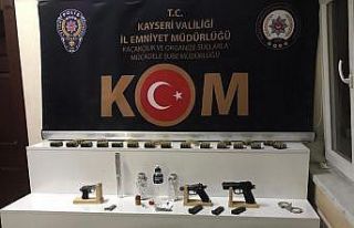 İşyerine yapılan operasyonda tüfek ve tabanca...