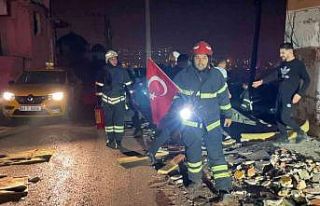 İtfaiye ekipleri, metruk binadaki Türk bayrağını...