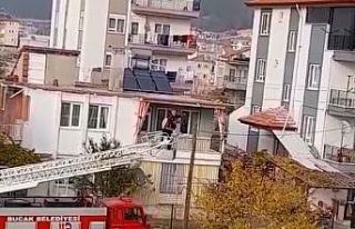 İtfaiye eri kediyi kurtarıp kendi düştü