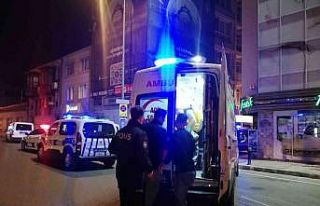 İzmir’de bıçaklı kavga: 1’i ağır, 2 yaralı