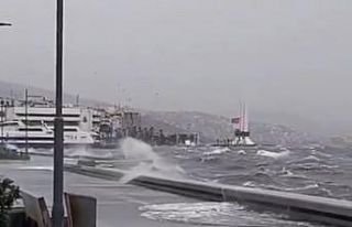 İzmir’de deniz taştı: O anlar böyle görüntülendi