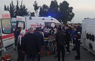 İzmir’de işçileri taşıyan iki midibüs çarpıştı:...