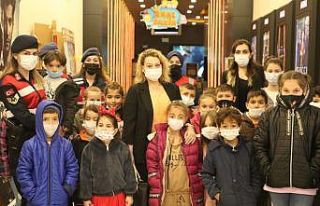 Jandarma abi ve ablalarıyla birlikte sinema keyfi...