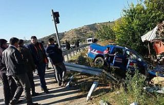 Jandarma aracıyla çarpışan otomobil sürücüsü...