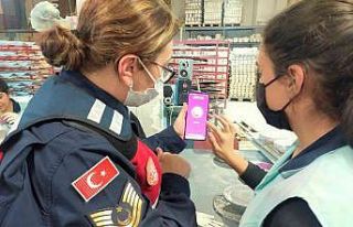 Jandarma ekipleri, fabrikada çalışan kadınlara...