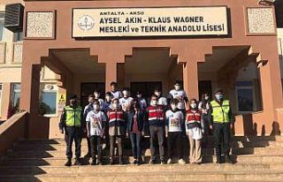Jandarma ekipleri, liselerde emniyet kemerinin önemini...