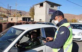 Jandarma ekipleri yol kontrollerine devem ediyor