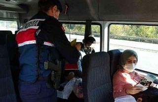 Jandarma minibüse yolcu gibi bindi, kurallara uymayan...